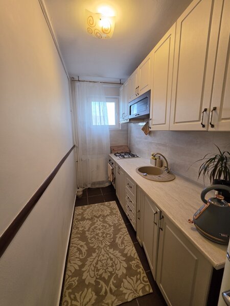 Dristor, 10 minute metrou, Ramnicul Sarat intersectie Ramnicul Valcea, rond